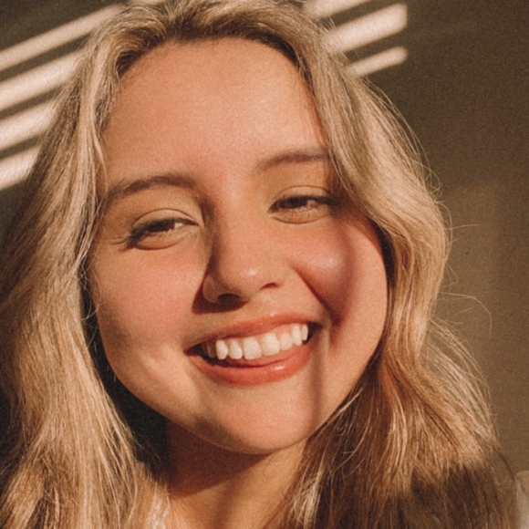 Meet your Posher, Nicole - Picture 1 of 1